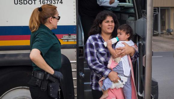 United y American Airlines no transportarán a menores migrantes separados de familias. (AFP).