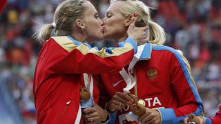 Atletas rusas que se besaron dijeron que no son gays y no protestaron contra ninguna ley