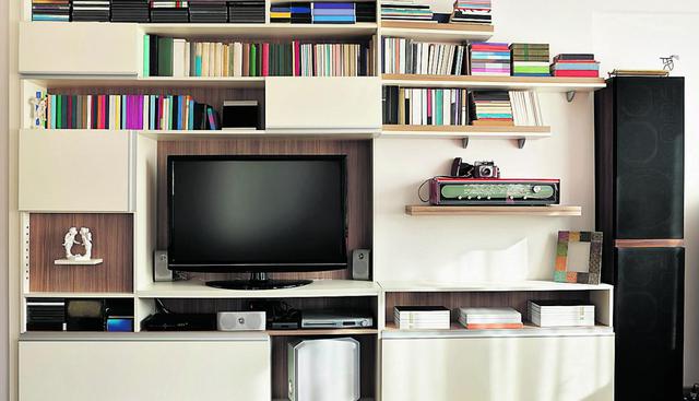 Usa un mueble que pueda cumplir con varias funciones, como almacenamiento y estante decorativo para colocar los accesorios. (Foto: GettyImages)