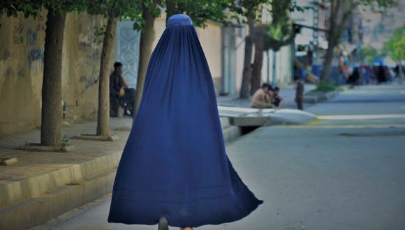Una mujer vestida con burka camina por una calle en Kabul, la capital de Afganistán, el 7 de mayo de 2022. (Ahmad SAHEL ARMAN / AFP).