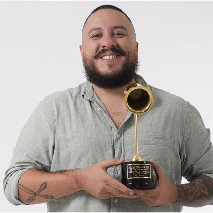 El Cholo Mena, ganador de los Premios Luces 2021: el YouTuber que prefiere comer antes que jugar play y se convirtió en crítico gastronómico