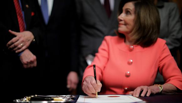 La presidenta de la Cámara de Representantes, Nancy Pelosi, llamó la atención al utilizar 15 bolígrafos para firmar cada uno de los cargos contra el actual mandatario estadounidense. La razón a esto estaría en una tradición de la política estadounidense. (AFP)