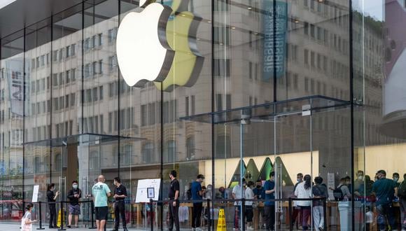 Las personas ingresan a una Apple Store en Shanghái el 10 de junio de 2022. (Foto de LIU JIN / AFP)
