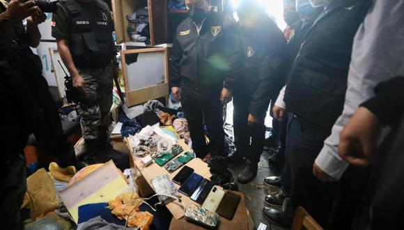 Las autoridades revisaron casilleros individuales y las pertenencias de los reos con el fin de hallar objetos y productos ilícitos. (Foto: Minjusdh)