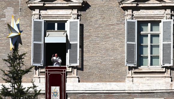 El Papa Francisco saluda a la multitud desde la ventana del palacio apostólico con vista a la Plaza de San Pedro durante su oración del Ángelus el 27 de noviembre de 2022 en el Vaticano. (Foto por VINCENZO PINTO / AFP)