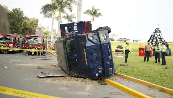 Accidente de tránsito: camión de caudales de Hermes se volcó en la explana de playa Agua Dulce, a la altura del muelle pescadores en Chorrillos. Fotos: Joseph ángeles/ @photo.gec