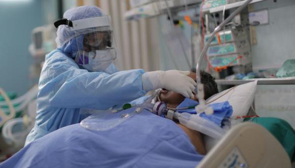El Minsa estima que la brecha es de 73.093 profesionales en el ámbito nacional, y solo en Lima, 8.685. En Essalud, la brecha actual es de 9.000 enfermeras y 5.000 médicos. (Foto: EFE/ Luis Ángel González)