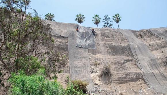 La Municipalidad de Lima realizó la instalación de 50 metros de geomallas en el acantilado del malecón Grau, en la Costa Verde. (Municipalidad de Chorrillos)