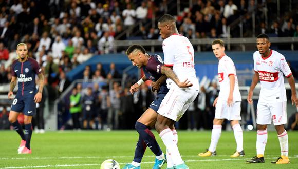 Neymar ha superado todos los límites cuando se habla de regates. El ariete del PSG demostró que se puede marcar cuando tienes enfrente a tres rivales en un espacio reducido. (Foto: AFP)