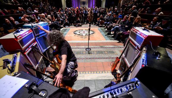El extécnico de guitarra del fallecido músico estadounidense Lou Reed, Stewart Hurwood, se presentó en la Iglesia Catedral de Saint Johan the Devine durante el concierto "Lou Reed Drone" el 13 de marzo de 2019 en la ciudad de Nueva York. (Foto: Johannes EISELE / AFP)