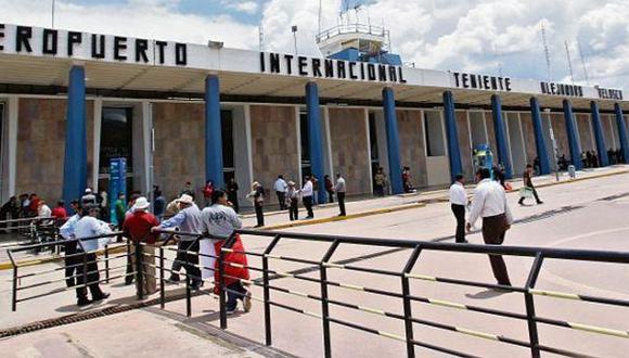 El ciudadano mexicano, Diego Gaytán, comentó que se quedará fuera del aeropuerto Velasco Astete de Cusco hasta que les den información sobre los vuelos cancelados a raíz de la huelga de controladores aéreos. (Imagen referencial)