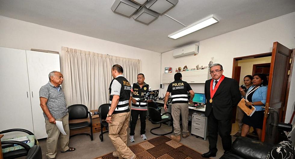 El allanamiento y revisión de la casa de Aníbal Torres (izquierda) por la investigación del golpe de Estado comenzó en la madrugada del jueves 23. (Foto: Ministerio Público)