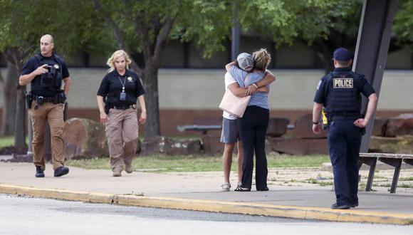 Dos personas se abrazan afuera de la Escuela Secundaria Memorial, donde las personas fueron evacuadas de la escena de un tiroteo en el Edificio Médico Natalie, en Tulsa, Estados Unidos. (Ian Maule/Tulsa World vía AP).
