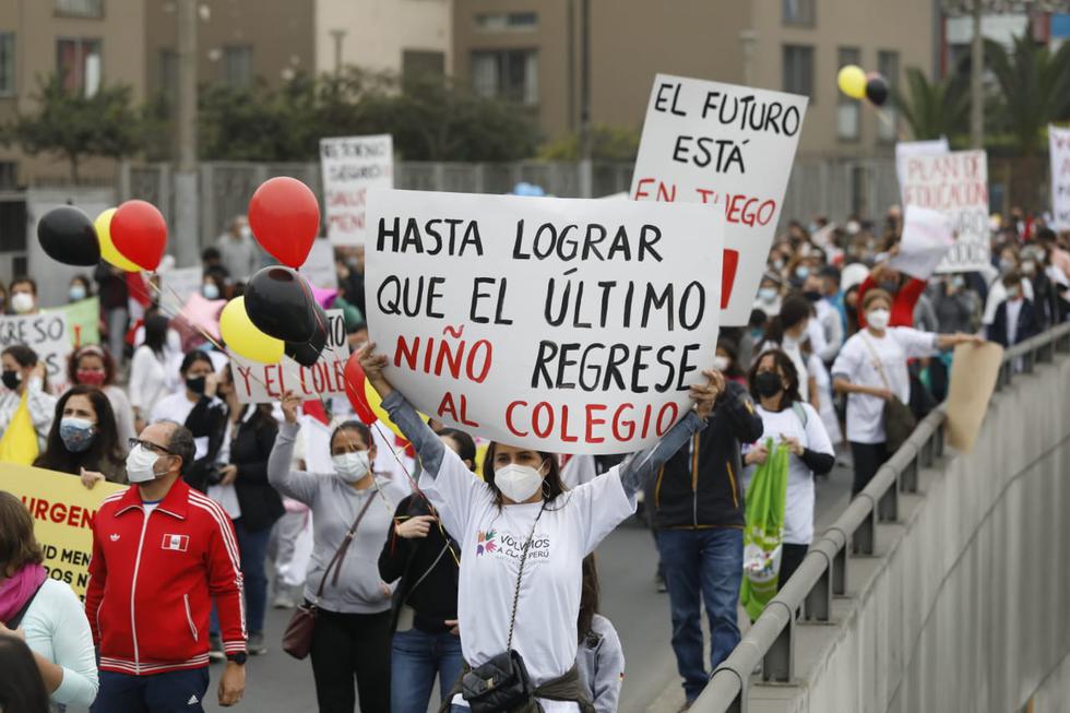 Un numeroso grupo de los colectivos de padres de familia, docentes y organizaciones especializadas, realizaron hoy, sábado 21 de agosto, un plantón en los exteriores del Ministerio de Educación (Minedu) para reclamar el retorno a clases presenciales escolares, en medio de la pandemia por el COVID-19. (Foto: Diana Marcelo/@photo.gec)