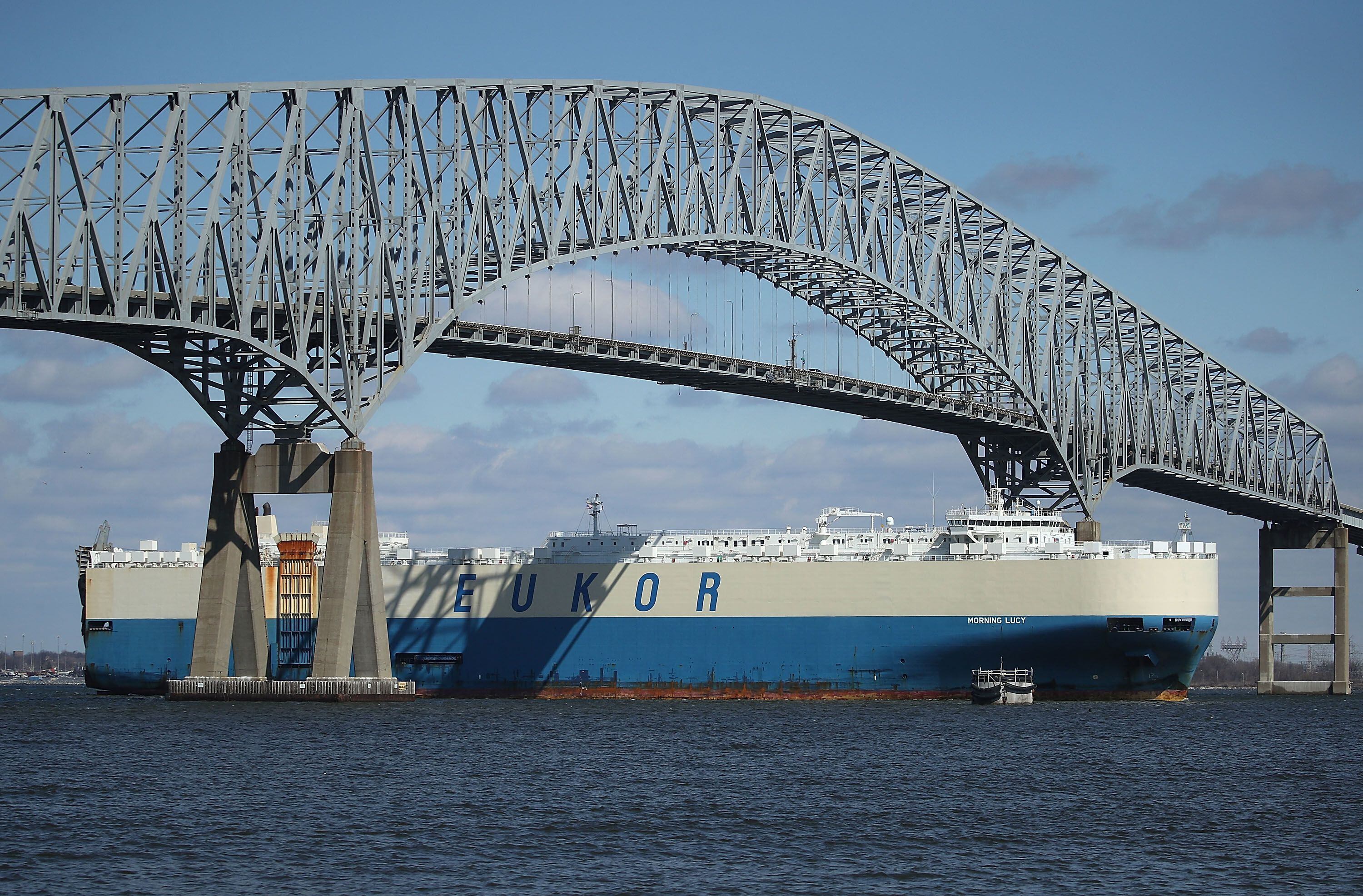 A cargo ship passes under the Francis Scott Key Bridge on March 9, 2018 in Baltimore, Maryland.  (Photo by MARK WILSON / GETTY IMAGES NORTH AMERICA / AFP).