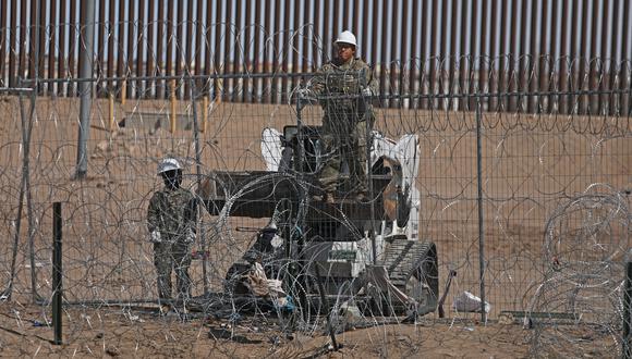 Ingenieros de la Guardia Nacional de Texas levantan una valla de alambre a orillas del río Grande para impedir la entrada ilegal de migrantes. (Foto de Herika Martínez / AFP)