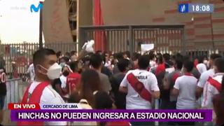Hinchas intentan trepar rejas del Estadio Nacional tras cierre de puertas