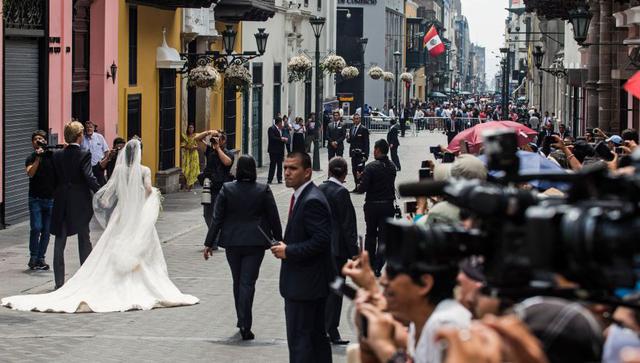 Luego de la ceremonia, el príncipe Christian de Hannover y Alessandra de Osma salen tomados de la mano. (Foto: Agencia)