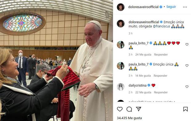 Cristiano Ronaldo's mother presented a Portugal shirt to Pope Francis.  (Photo: Instagram Capture)