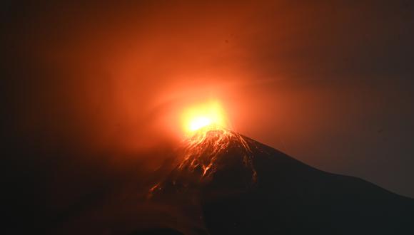 El volcán de Fuego, visto desde Alotenango, municipio del departamento de Sacatepéquez a 65 kilómetros al suroeste de Ciudad de Guatemala, entra en erupción el 11 de diciembre de 2022. (Foto de Johan ORDONEZ / AFP)