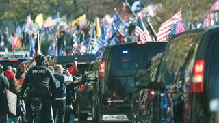 Trump deleita a sus seguidores al pasar en caravana de autos por donde protestan contra supuesto fraude | VIDEO