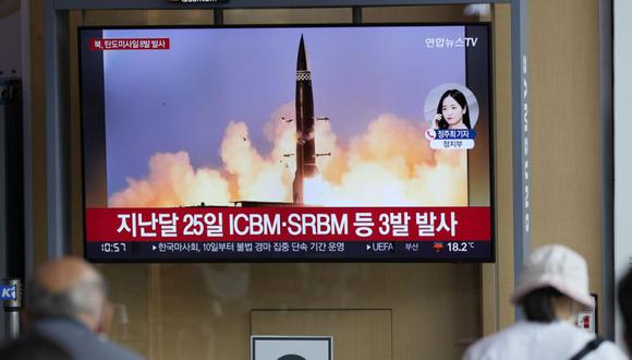 La gente mira una pantalla de televisión que muestra un programa de noticias que informa sobre el lanzamiento de un misil de Corea del Norte con una imagen de archivo, en una estación de tren en Seúl, Corea del Sur.