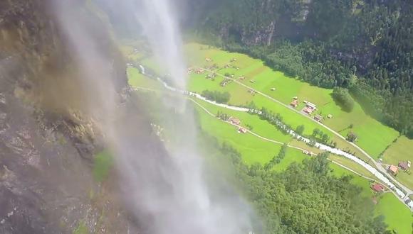 VIDEO: Viajero grabó cómo cruzaba una cascada desde el aire