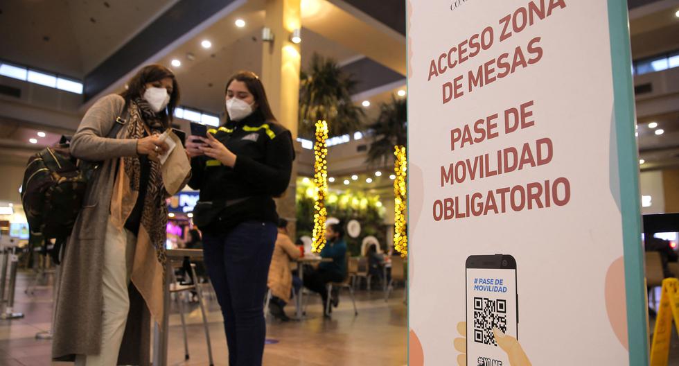 Más de 1,6 millones de personas que aún no han recibido su dosis de refuerzo contra el coronavirus COVID-19 en Chile sufrirán restricciones de movilidad si no se la aplican antes del 1 de enero. (Foto: AFP)
