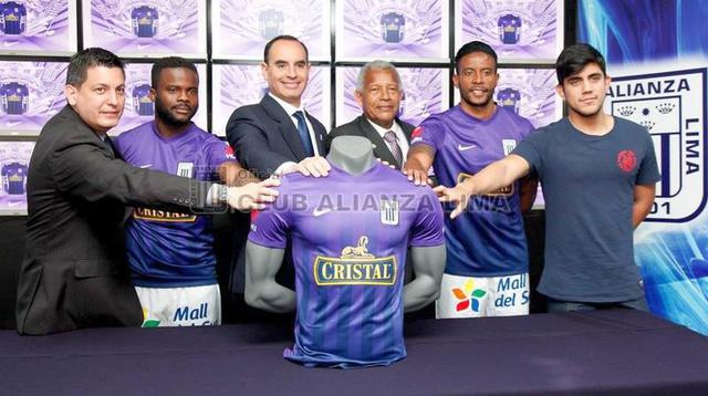 Alianza Lima Presentó Su Nueva Camiseta Blanquimorada Fotos Deporte Total El Comercio PerÚ