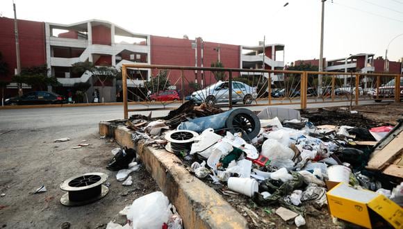 FALTA DE TACHOS DE BASURA EN LAS CALLES PROVOCA QUE LA GENTE DEJE SUS DESECHOS EN LAS ESQUINAS Y VEREDAS.
FOTOS PARA #PASAENLACALLE