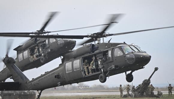 Imagen de archivo | Dos helicópteros Black Hawk despegan durante una demostración como parte de la rotación de las tropas estadounidenses de la división aerotransportada 101 del Ejército de EE. UU. en la base aérea Mihail Kogalniceanu (base aérea 57 de RoAF) cerca de Constanta, Rumania, el 31 de marzo de 2023. (Foto de Daniel MIHAILESCU / AFP)