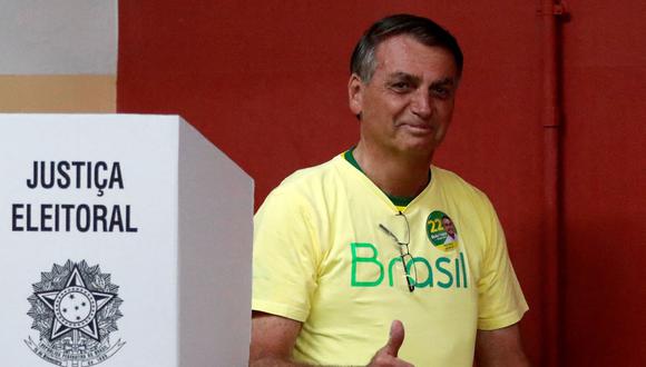 Jair Bolsonaro levanta el pulgar en un colegio electoral en Río de Janeiro, el 30 de octubre de 2022, durante la segunda vuelta de las elecciones presidenciales. (BRUNA PRADO / POOL / AFP).