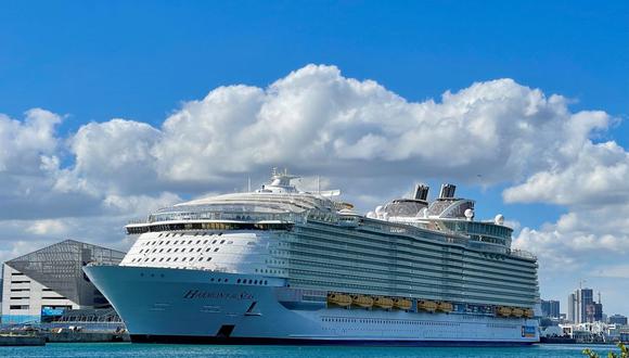 El crucero "The Harmony of the Seas", de Royal Caribbean International, es visto amarrado en un muelle en el puerto de Miami, Florida, el 23 de diciembre de 2020, en medio de la pandemia de Coronavirus. (Foto referencial, Daniel SLIM / AFP).