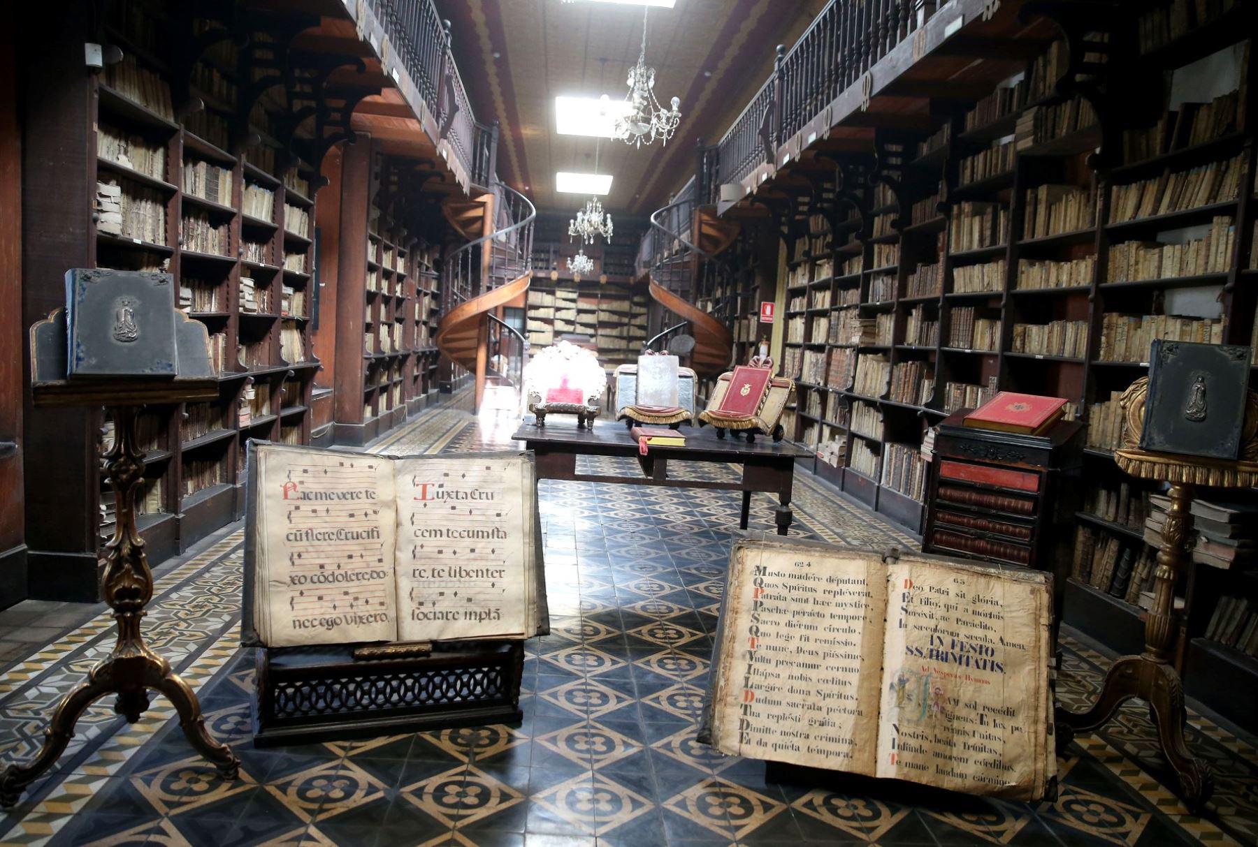 Con casi 500 años el convento de San Francisco es uno de los templos más antiguos del país. En horarios establecidos recibe a turistas para que conozcan sus historias y secretos.
 (Fotos: Andina)