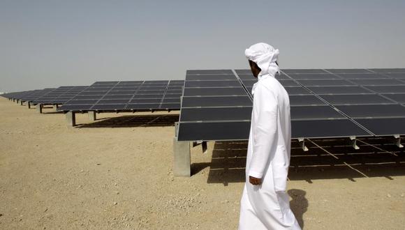 Un individuo camina por una planta fotovoltaica en Masdar (Emiratos Árabes Unidos) el 16 de enero del 2011. Si bien tratan de diversificar sus economías, los seis países petroleros del Golfo Pérsico siguen dependiendo de las exportaciones petróleo y el gas, y sufren pensando que el mundo puede dejar de usar esos combustibles a no muy lejano plazo. (AP Photo/Kamran Jebreili, File).