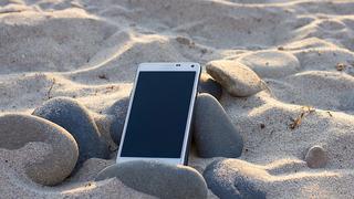 ¿Es buena idea mezclar el agua, la arena y los smartphones?