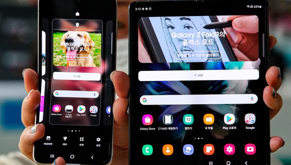 Estos dos teléfonos plegables son, de izquierda a derecha, el FLIP3 5G y el Glaxy Z Fold3. Son las nuevas apuestas de Samsung este 2021. (Foto: EFE/ YONHAP)