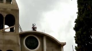Huánuco: sacerdote ofrece misas desde el techo de la Iglesia | VIDEO