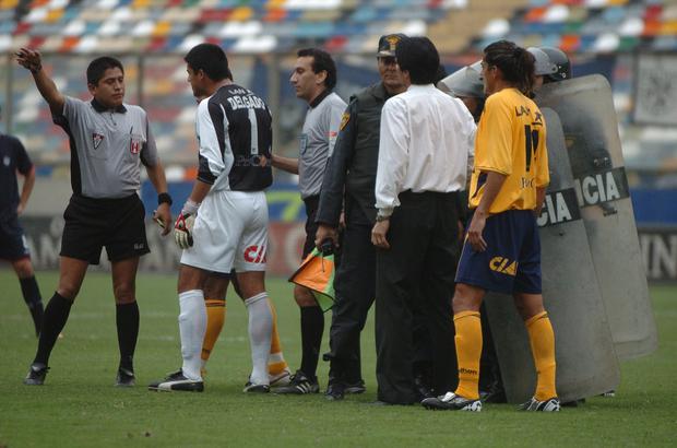 Morales en un partido de Sporting Cristal. Amonesta verbalmente al portero Erick Delgado. (Foto: Archivo El Comercio)
