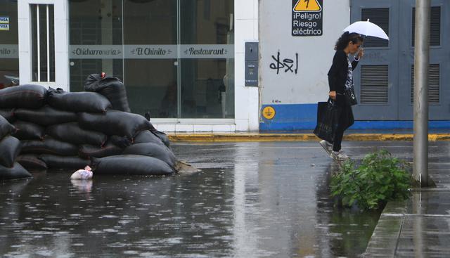 Tras una moderada lluvia en la madrugada, entre las 8:30 y 10:30 a.m. las calles de la ciudad volvieron a anegarse por la caída de una nueva precipitación pluvial. (Foto: Johnny Aurazo / El Comercio)