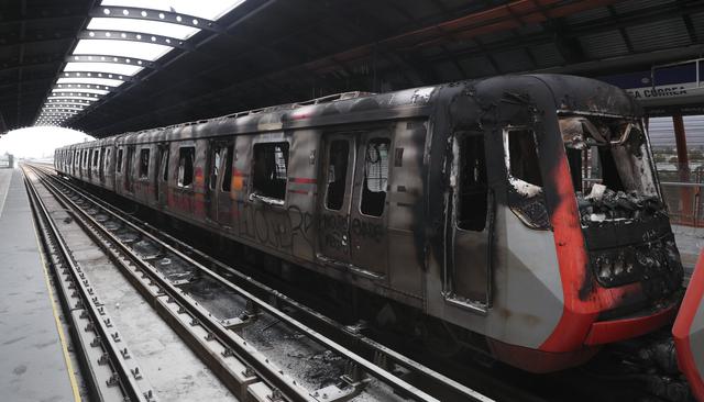 Un vagón del Metro quemado por los manifestantes en la estación de Elisa Correa en Santiago. (Foto AP / Esteban Felix).