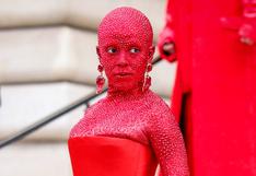 Paris Fashion Week: Doja Cat impactó con extraordinario traje incrustando 30 mil cristales rojos swarovski