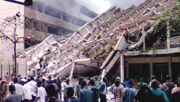 Escombros después de una gran explosión que sacudió el 7 de agosto un edificio bancario en Nairobi. Cuarenta personas murieron en la explosión que sacudió el edificio del banco de una embajada de Estados Unidos. (Foto de WTN PICTURES / AFP)
