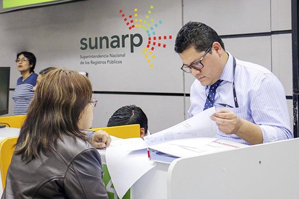 La hora de atención al usuario de cada entidad es distinta a otra; por ello, es necesario conocer cuál es el horario establecido en cada una de ellas. (Foto: El Peruano)