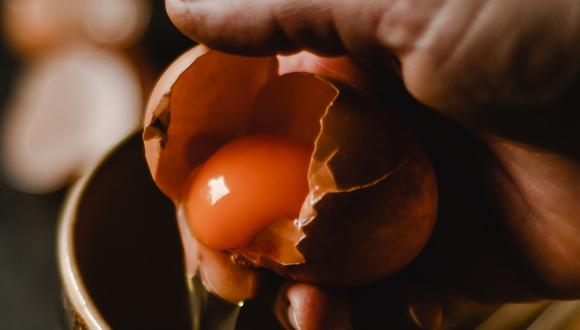 Romper un huevo en el mismo recipiente donde lo prepararemos no es recomendable. (Foto: Pexels)