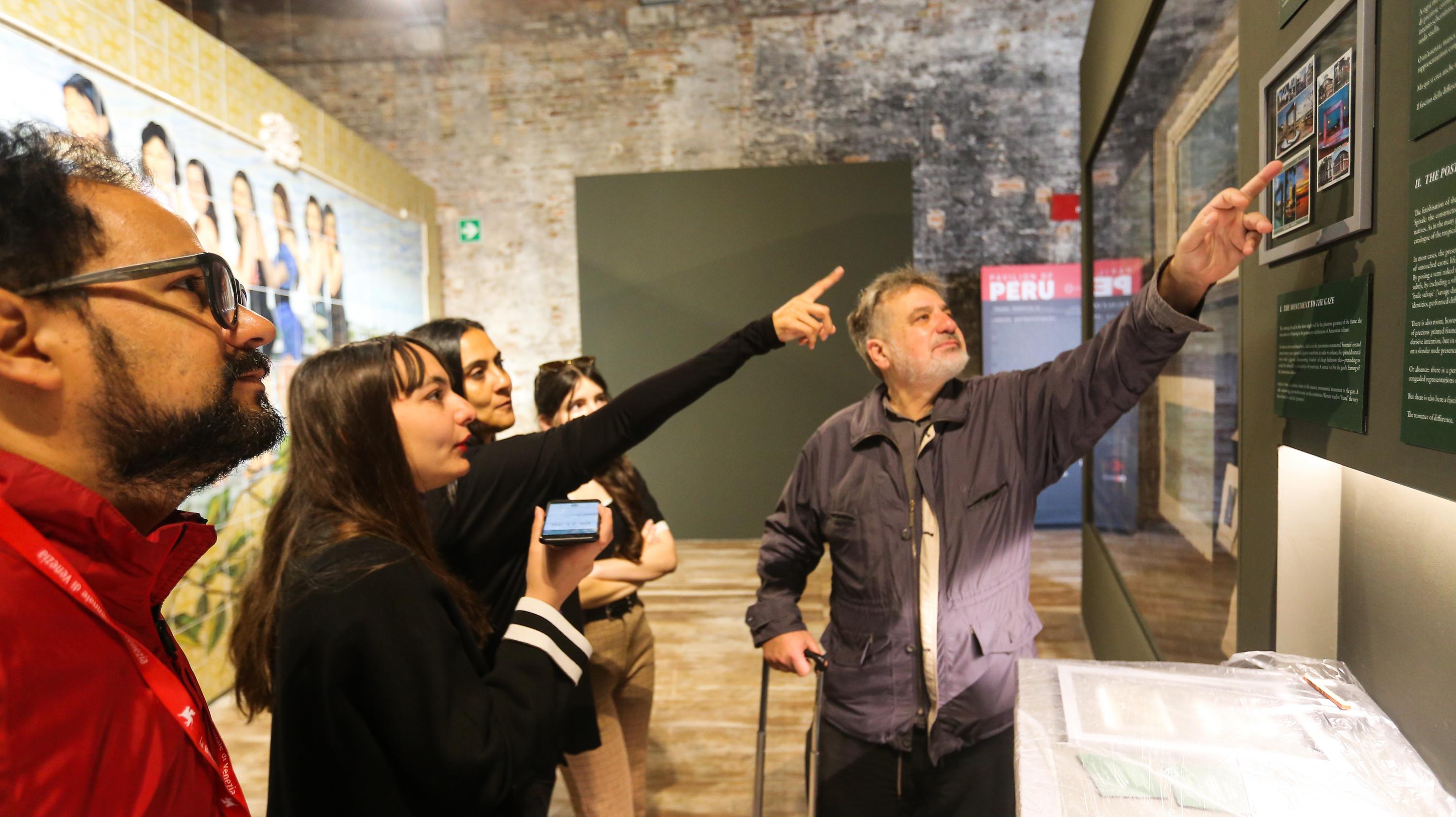 El artista, junto con los curadores Gustavo Buntinx y Giuliana Vidarte revisando la instalación.