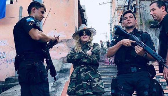 Madonna junto a policías en la peligrosa zona del Morro da Providencia. (Foto: Facebook)