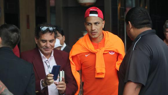 Paolo Guerrero dejó el hotel en Miraflores con dificultades para caminar. (Foto: @_eduardodeconto)
