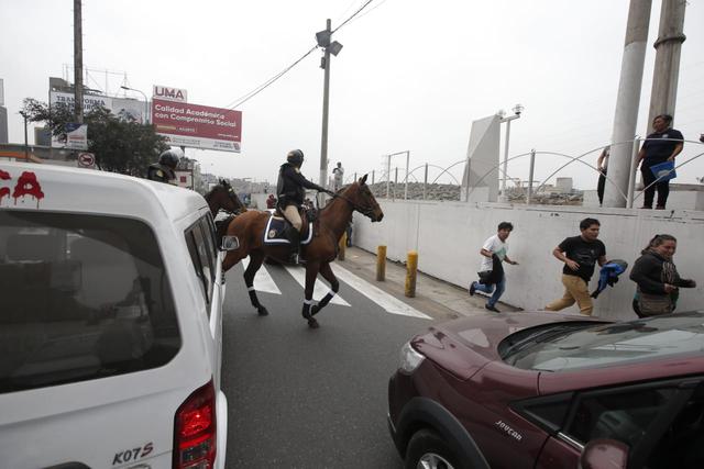 En el cruce de las avenidas Malecón Checa con Próceres de la Independencia se produjo enfrentamientos como en otros puntos del distrito.&nbsp; (Foto: Francisco Neyra)