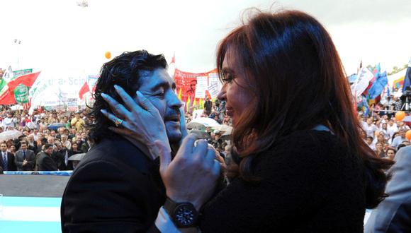 La entonces presidenta de Argentina, Cristina Kirchner, saluda a Diego aRMANDO Maradona durante un mitin en Buenos Aires, el 2 de diciembre de 2010. (Presidencia Argentina/REUTERS).